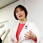 　記者団の取材に応じる共産党の田村委員長＝２２日午後、東京都渋谷区の党本部