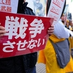 　東京・ＪＲ渋谷駅前で抗議活動をする人たち＝２２日午後