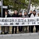 　広島市中区の平和記念公園で行われた、日本政府に核禁止条約の批准を求める署名活動＝２２日午後