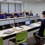 　生活保護費引き下げを違法とした最高裁判決を巡り、厚労省を訪れた原告ら＝２２日午後