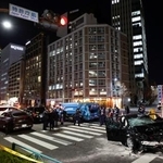 　東京・赤坂で複数台の車両が絡む事故があった現場＝２２日午後８時４分