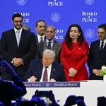 　２２日、スイス東部ダボスで「平和評議会」設立の署名をするトランプ米大統領（ゲッティ＝共同）