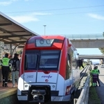 　２２日、スペイン・カルタヘナ近郊で、クレーンと衝突した列車を調べる警察官ら（ロイター＝共同）