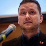 　２２日、グリーンランドの中心都市ヌークで記者会見したニールセン自治政府首相（ＡＰ＝共同）