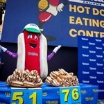 　米ニューヨークでのホットドッグ早食い大会で、観客を盛り上げる「ネイサンズ・フェイマス」のマスコット＝２０２５年７月（ロイター＝共同）