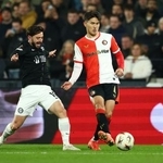 　シュトゥルム・グラーツ戦でプレーするフェイエノールトの渡辺剛＝２２日、ロッテルダム（ロイター＝共同）