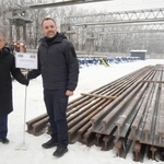 　供与された日本製レールの前に立つ国営ウクライナ鉄道のオレクサンドル・ペルツォフスキー総裁（右）と中込正志駐ウクライナ大使＝２２日、ウクライナ・キーウ（共同）