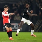 　シュトゥルム・グラーツ戦の前半、プレーするフェイエノールトの渡辺（左）＝ロッテルダム（共同）