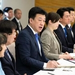 　外国人政策の関係閣僚会議であいさつする木原官房長官（手前から３人目）＝２３日午前、首相官邸