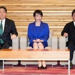　閣議に臨む（左から）林総務相、高市首相、茂木外相＝２３日午前９時１４分、首相官邸