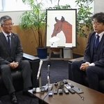 　新潟県柏崎市の桜井雅浩市長（左）と会談する東電ホールディングスの小早川智明社長＝２３日午前、新潟県柏崎市