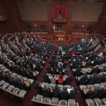 　衆院が解散され、万歳する議員ら＝２３日午後１時４分、衆院本会議場