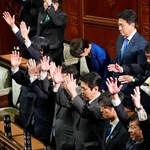 　衆院が解散され、一礼する高市首相＝２３日午後１時４分、衆院本会議場