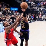 　クリッパーズ戦でレナードをマークするレーカーズの八村（右）＝イングルウッド（ＡＰ＝共同）