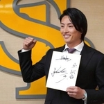 　契約更改し、記者会見でポーズをとるソフトバンク・周東＝２３日、みずほペイペイドーム