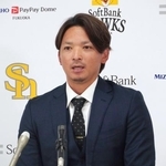 　契約更改し、記者会見するソフトバンクの東浜＝２３日、みずほペイペイドーム