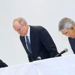 　記者会見で頭を下げるプルデンシャル生命保険の間原寛社長（右）ら＝２３日午後、東京都内