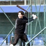 　打撃練習をする西武・源田＝前橋市