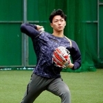 　自主練習でキャッチボールする楽天のドラフト１位藤原＝仙台市