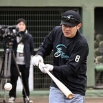 　打撃練習するソフトバンク・牧原大＝福岡県小郡市