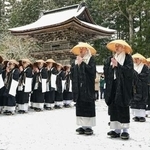 　金剛峯寺前庭で行われた「報恩托鉢寒行」の出発式＝２３日、和歌山県高野町