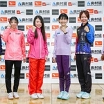 　大阪国際女子マラソンの記者会見で写真に納まる松田瑞生（中央左）、上杉真穂（同右）ら＝２３日、大阪市内のホテル