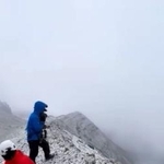 　機体が見つかった熊本県・阿蘇山の中岳火口付近で活動する捜索隊＝２１日（熊本県警提供）