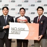 　記念写真に納まる日本ラグビー協会の土田雅人会長（中央）ら＝２３日午後、東京都中央区