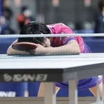 　ポイントを奪われ落ち込む松島美空。女子シングルス５回戦で敗れた＝東京体育館