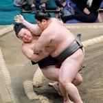 　延原（右）が浴びせ倒しで炎鵬を破る＝両国国技館