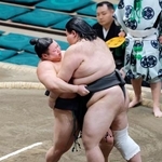 　鶴英山（右）を攻める花の富士。寄り切りで破り三段目優勝を決める＝両国国技館