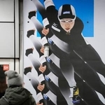 　地下鉄駅構内に施された冬季五輪関連の装飾。スピードスケート女子の小平奈緒さんの滑走写真も見られた＝２３日、ミラノ（共同）