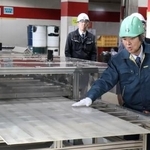 　太陽光パネルのリサイクル工場を視察する石原環境相＝１９日、東京都大田区