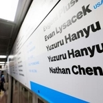 　地下鉄駅構内に掲げられた五輪金メダリストのリスト。フィギュアスケート男子の羽生結弦さんの名前も見られた＝２３日、ミラノ（共同）