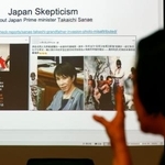 　台湾ファクトチェックセンターで紹介された高市首相の祖父は中国侵略時の日本兵だったとする偽情報（左）＝１２日、台北（共同）