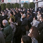 　街頭演説に集まった人たち＝２４日午前、東京都立川市