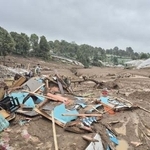 　２４日、不明者の捜索が続く、インドネシア西ジャワ州の州都バンドン郊外の土砂崩れ現場（アンタラ＝共同）