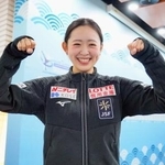 　優勝から一夜明け、撮影に応じる青木祐奈＝北京（共同）
