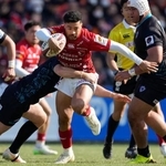 　ＢＬ東京-東京ベイ　前半、攻め込むＢＬ東京・モウンガ（中央）＝秩父宮