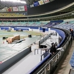 　バンテリンドームナゴヤで設置工事が進むテラス型観客席「ホームランウイング」（中央）＝２４日