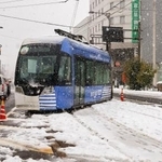 　脱線した「万葉線」の路面電車＝２４日午後、富山県高岡市