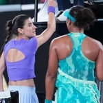 　２２日の２回戦の試合後、対戦相手のソラナ・チルステア（左）と言葉を交わす大坂なおみ＝メルボルン（ＡＰ＝共同）