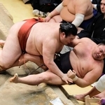 　熱海富士（左）が浴びせ倒しで霧島を破る＝両国国技館