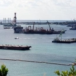 　米軍普天間飛行場の移設に向けた工事が進む、沖縄県名護市辺野古沖の大浦湾＝２４日午前