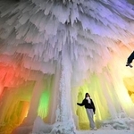 　北海道上川町で始まった「層雲峡温泉氷瀑まつり」を楽しむ人たち＝２４日夕