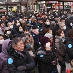 　街頭演説に耳を傾ける人たち＝２４日午後、東京都内