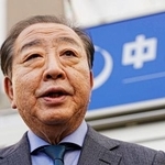 　街頭演説を終え、記者団の質問に答える中道改革連合の野田共同代表＝２４日午後、東京都北区