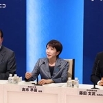 　動画配信サイト「ニコニコ生放送」の党首討論会で発言する自民党総裁の高市首相。左は中道改革連合の野田共同代表、右は日本維新の会の藤田共同代表＝２４日午後、東京都中央区（代表撮影）