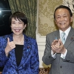 　高市早苗首相（左）と麻生太郎氏＝２０２５年１２月、国会