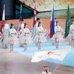 　昨年２月、ハルビン冬季アジア大会の閉会式で、次回開催地のサウジアラビアの関係者に引き継がれた大会旗＝中国・ハルビン